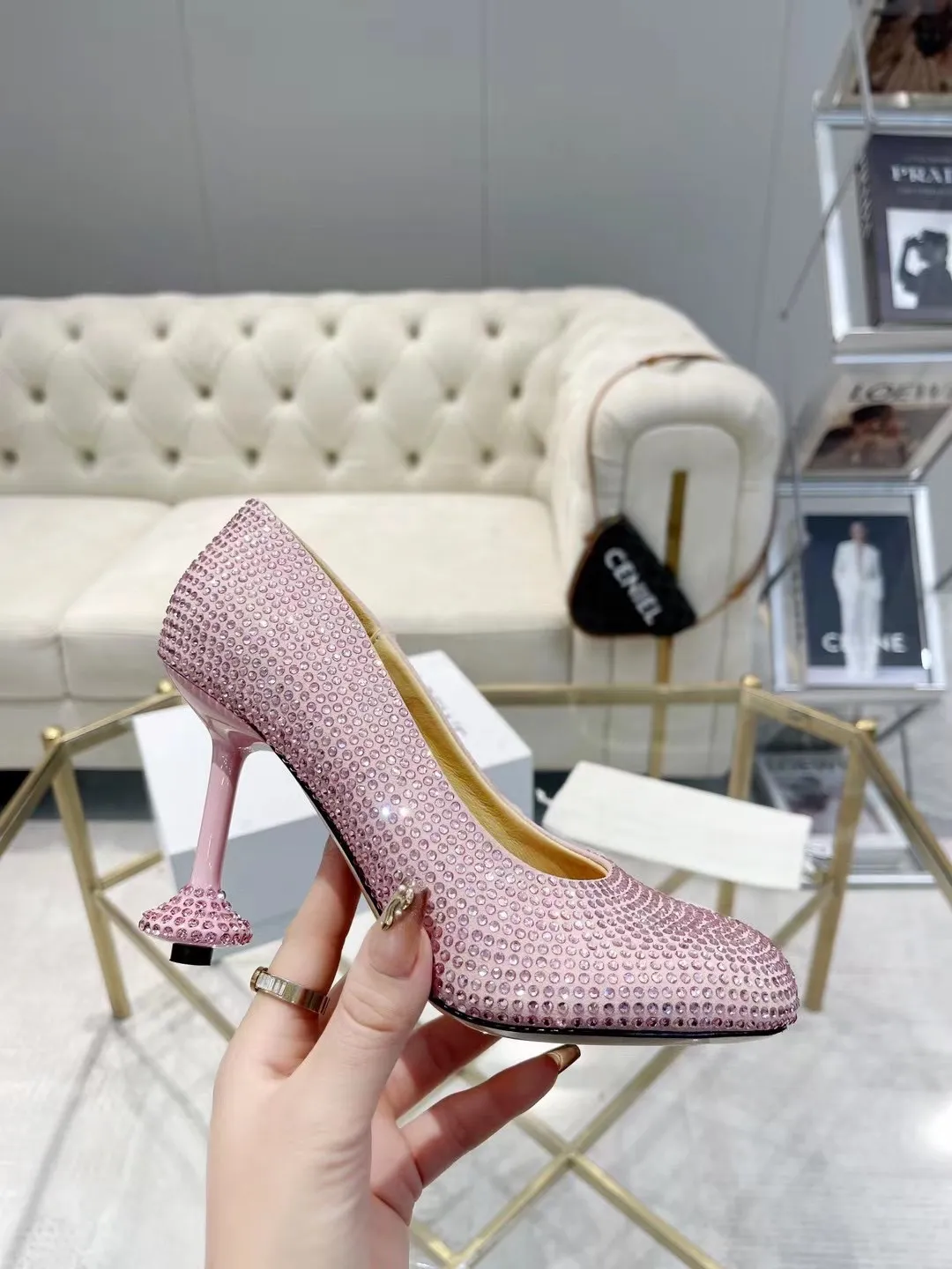 💕💕Factory direct selling price p660💕💕 LOEWE‼ ️ New arrival‼ ️Imported genuine leather sole Loewe 2024/aw early spring latest T stage colored diamond series catwalk style 😘😘😘 Upper: imported silk cloth lining: imported water-dyed sheepskin outsole: original molded injection molded leather outsole Heel: original molded 1:1 Heel height: 9.5cm Size: 35-39 (40/41/42/43 custom-made, non-refundable)
